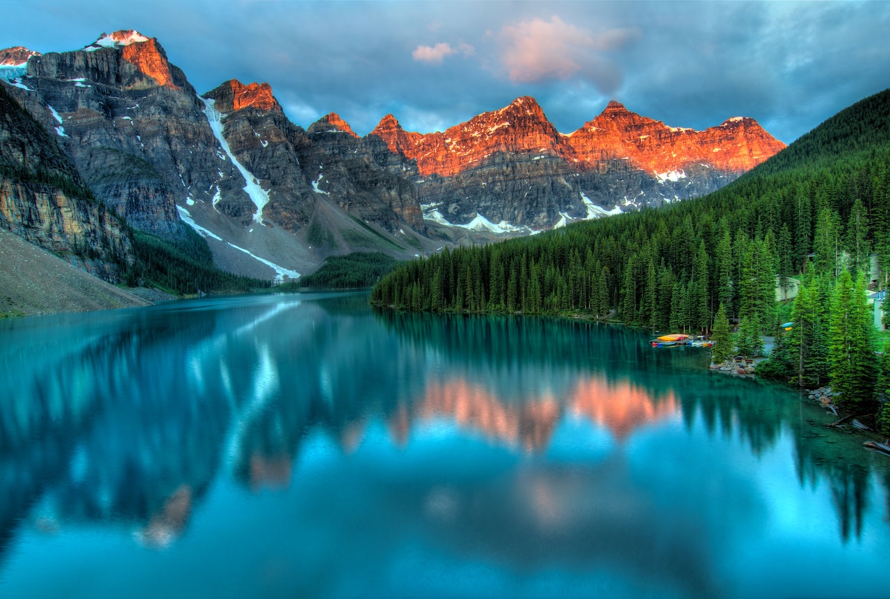 Paysage typique du Canada avec forêt et lac