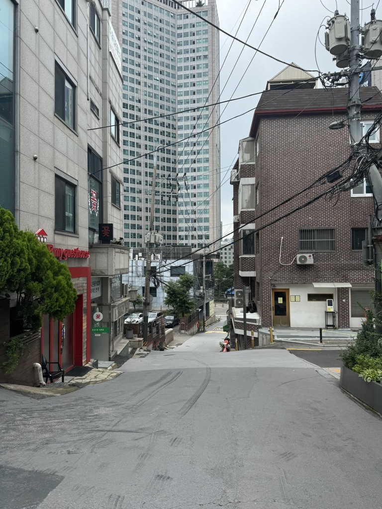 Rue inclinée à Séoul