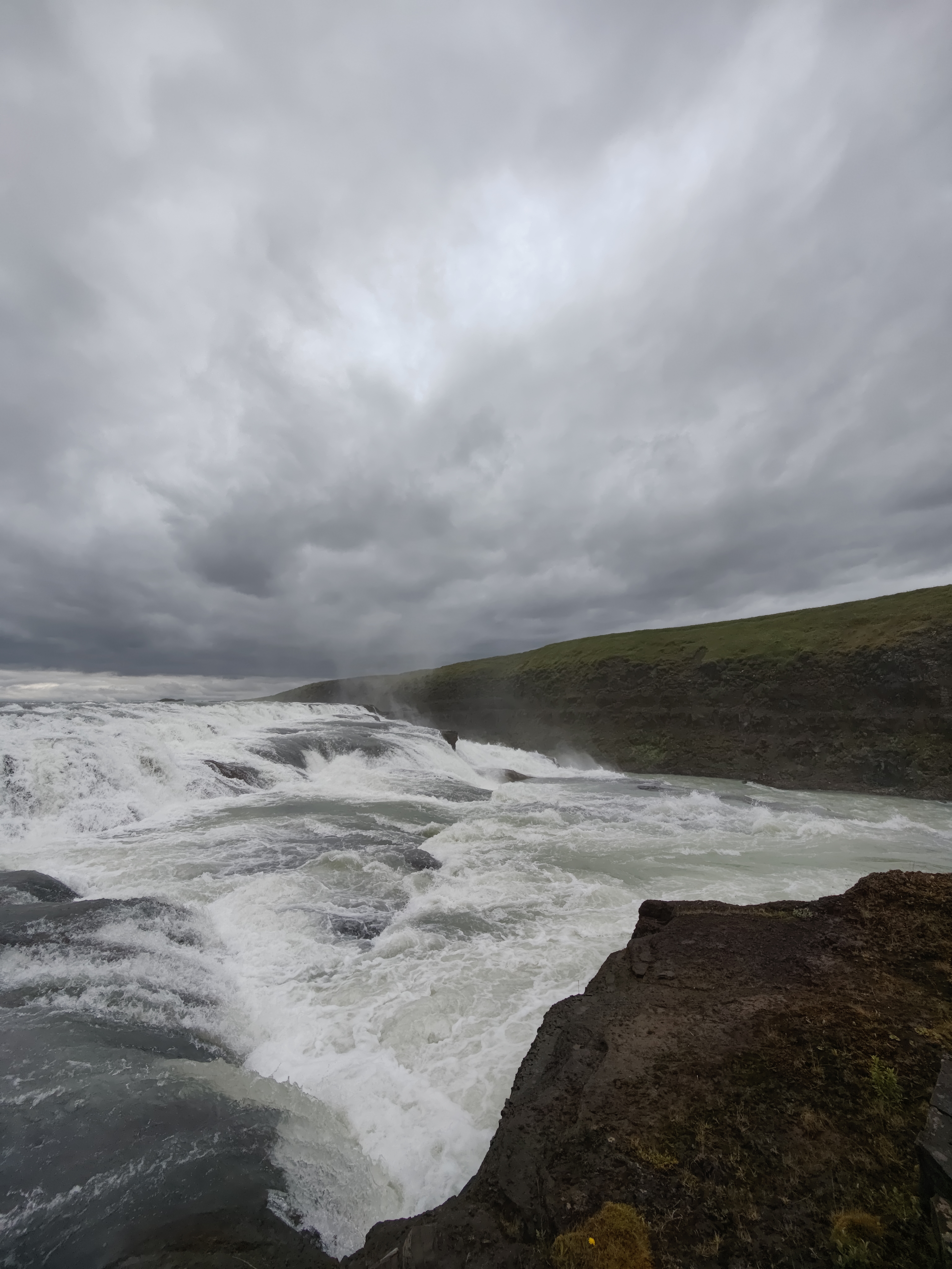 Paysage typique d'Islande avec montagne et lac